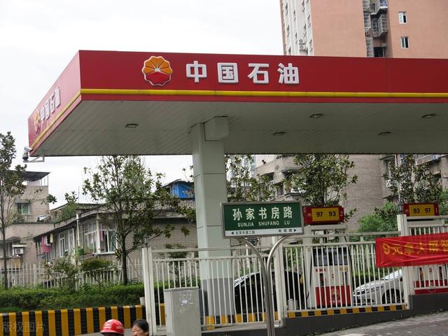 中石化柴油比汽油便宜五毛左右，就算柴油百公里10个，汽油百公
